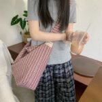 Made of canvas, lightweight, with a large capacity and a checkered pattern, this new versatile shoulder