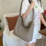 Made of canvas, lightweight, with a large capacity and a checkered pattern, this new versatile shoulder - Image 4