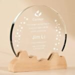 The trophy can be customized with text and is suitable for annual award ceremonies and school award ceremonies. It has a round shape