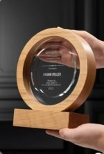 The trophy can be customized with text and is made of crystal and white oak - Image 3